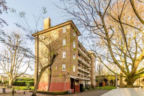 Property for auction in London)