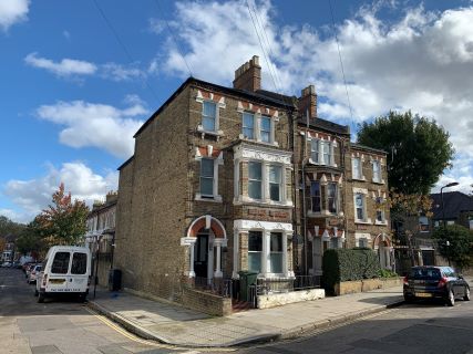 Property for auction in London)