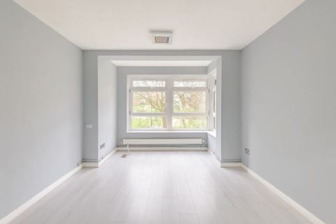 Property for auction in London)