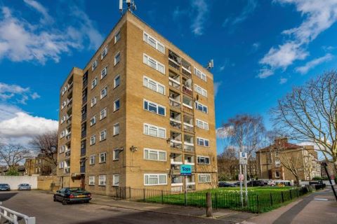 Property for auction in London)