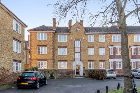 Property for auction in London)