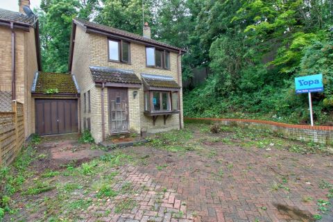 Property for auction in Hertfordshire)