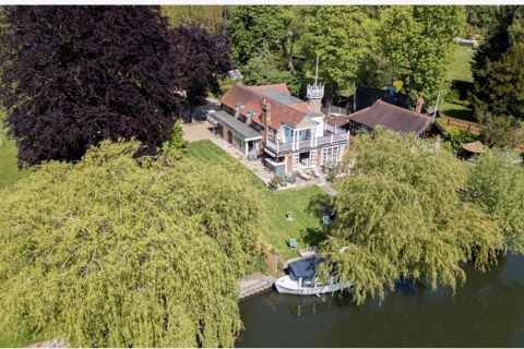 Property for auction in Buckinghamshire)