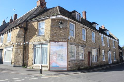 Property for auction in Gloucestershire)