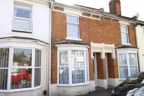 Property for auction in Hampshire)