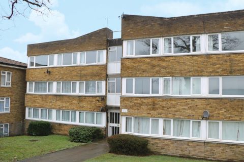 Property for auction in London)