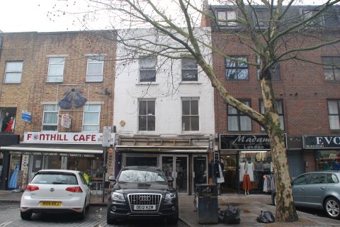 Property for auction in London)