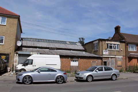 Property for auction in London)