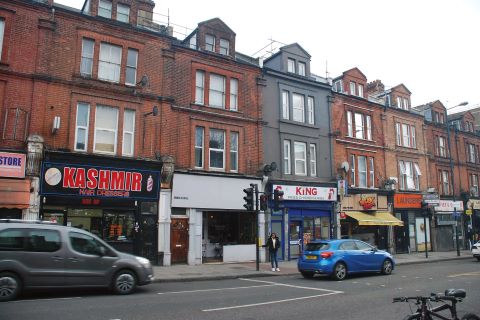 Property for auction in London)