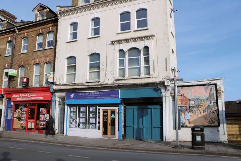 Property for auction in London)