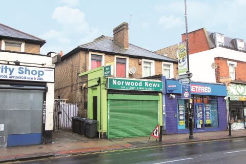 Property for auction in London)