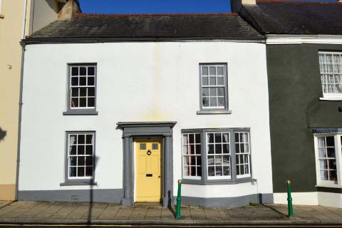 Property for auction in Devon)
