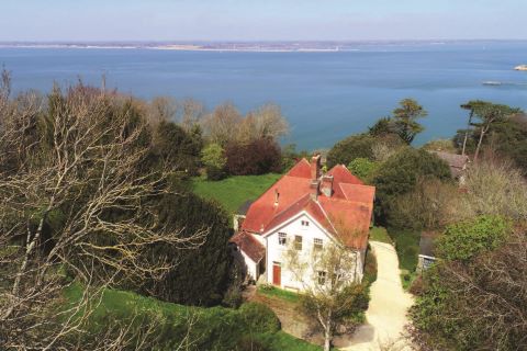 Property for auction in Isle of Wight)