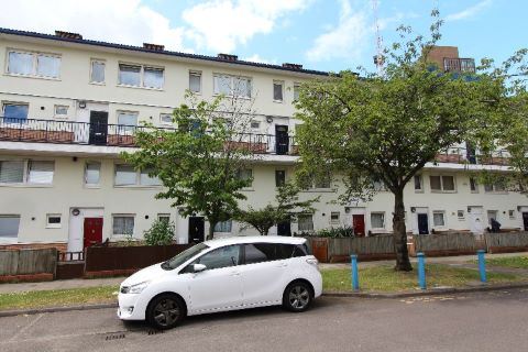 Property for auction in London)