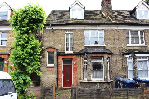 Property for auction in London)