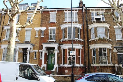 Property for auction in London)
