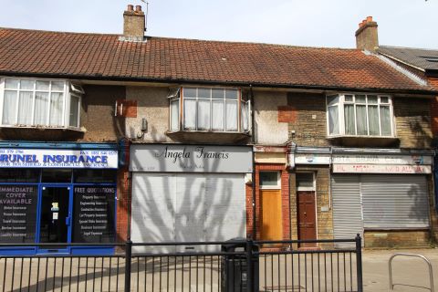 Property for auction in London)