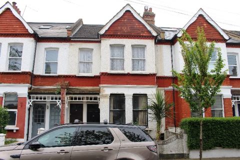 Property for auction in London)