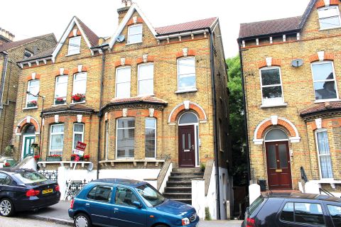 Property for auction in London)