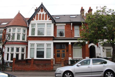 Property for auction in London)