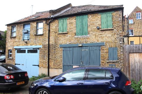 Property for auction in London)