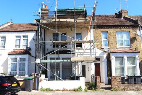 Property for auction in London)