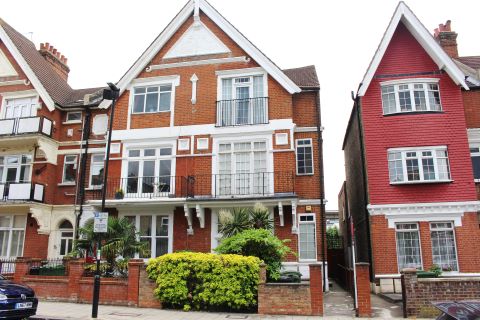 Property for auction in London)