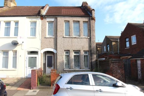 Property for auction in Essex)