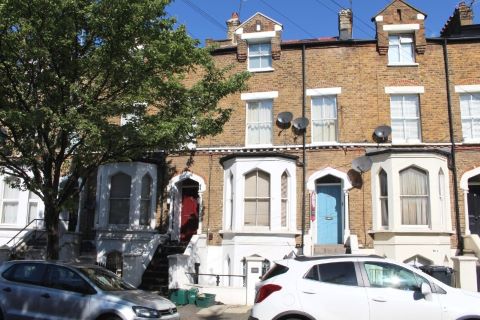 Property for auction in London)