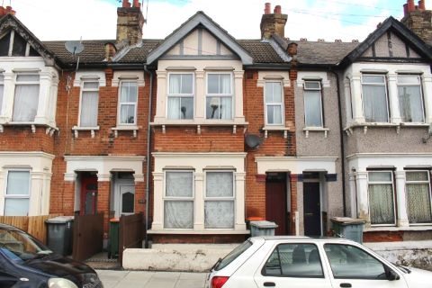 Property for auction in London)