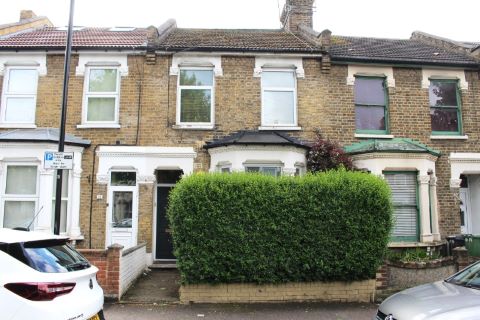 Property for auction in London)