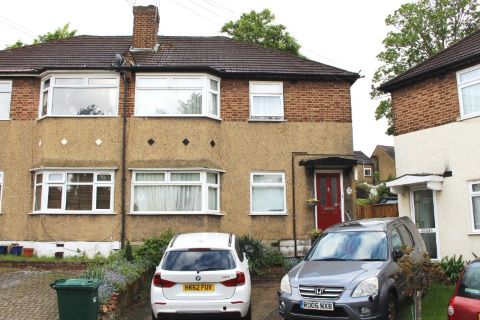 Property for auction in London)