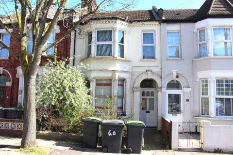 Property for auction in London)