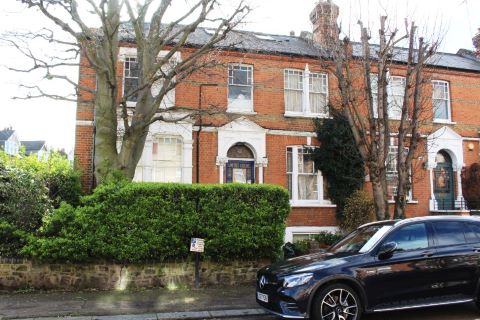 Property for auction in London)