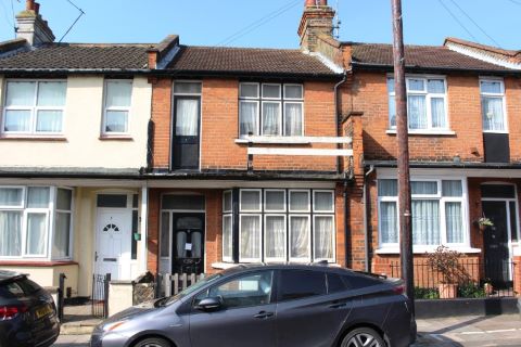 Property for auction in Essex)
