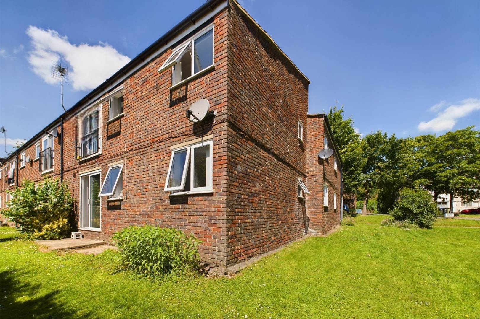 2 Warren Bank, Simpson, Milton Keynes, MK6 3AQ