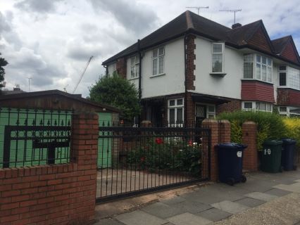 Property for auction in London)