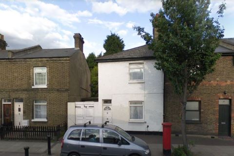 Property for auction in London)