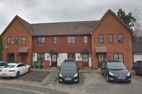 Property for auction in London)