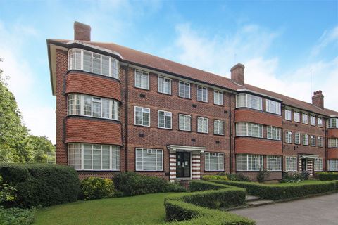 Property for auction in London)
