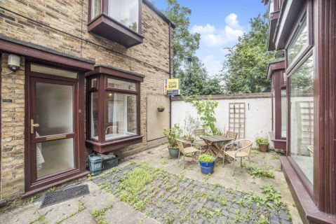 Property for auction in London)