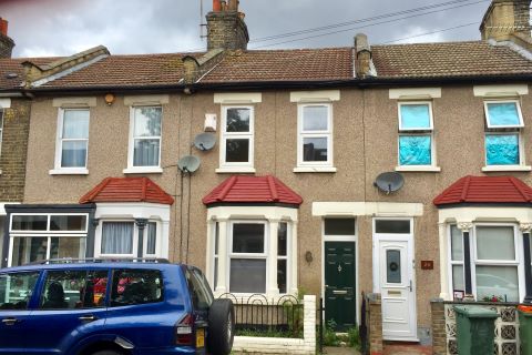 Property for auction in London)