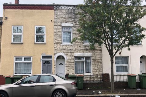Property for auction in London)