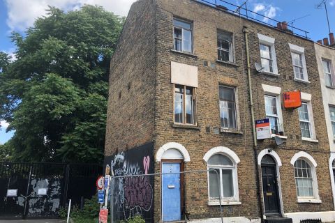 Property for auction in London)