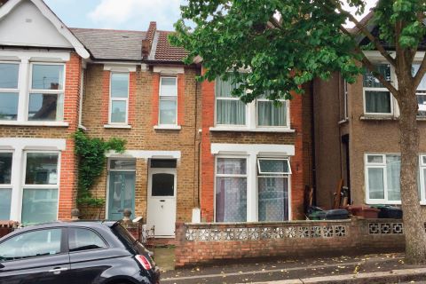 Property for auction in London)