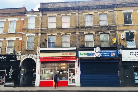 Property for auction in London)