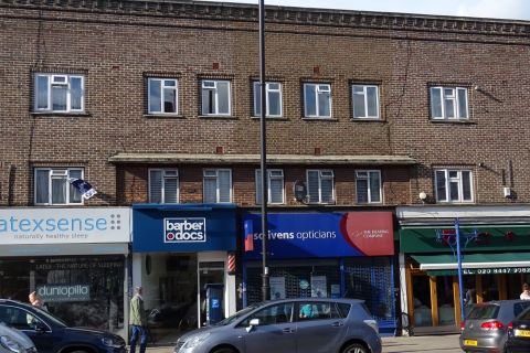 Property for auction in London)