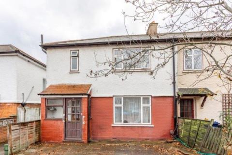Property for auction in London)