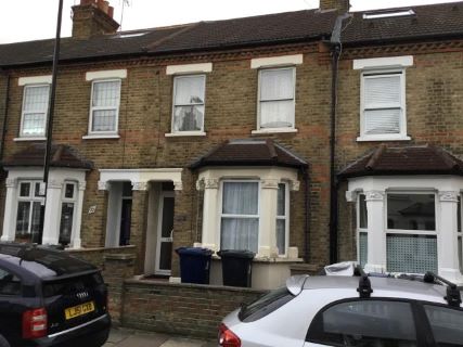 Property for auction in London)