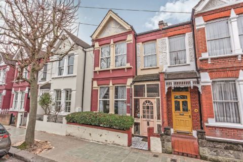 Property for auction in London)